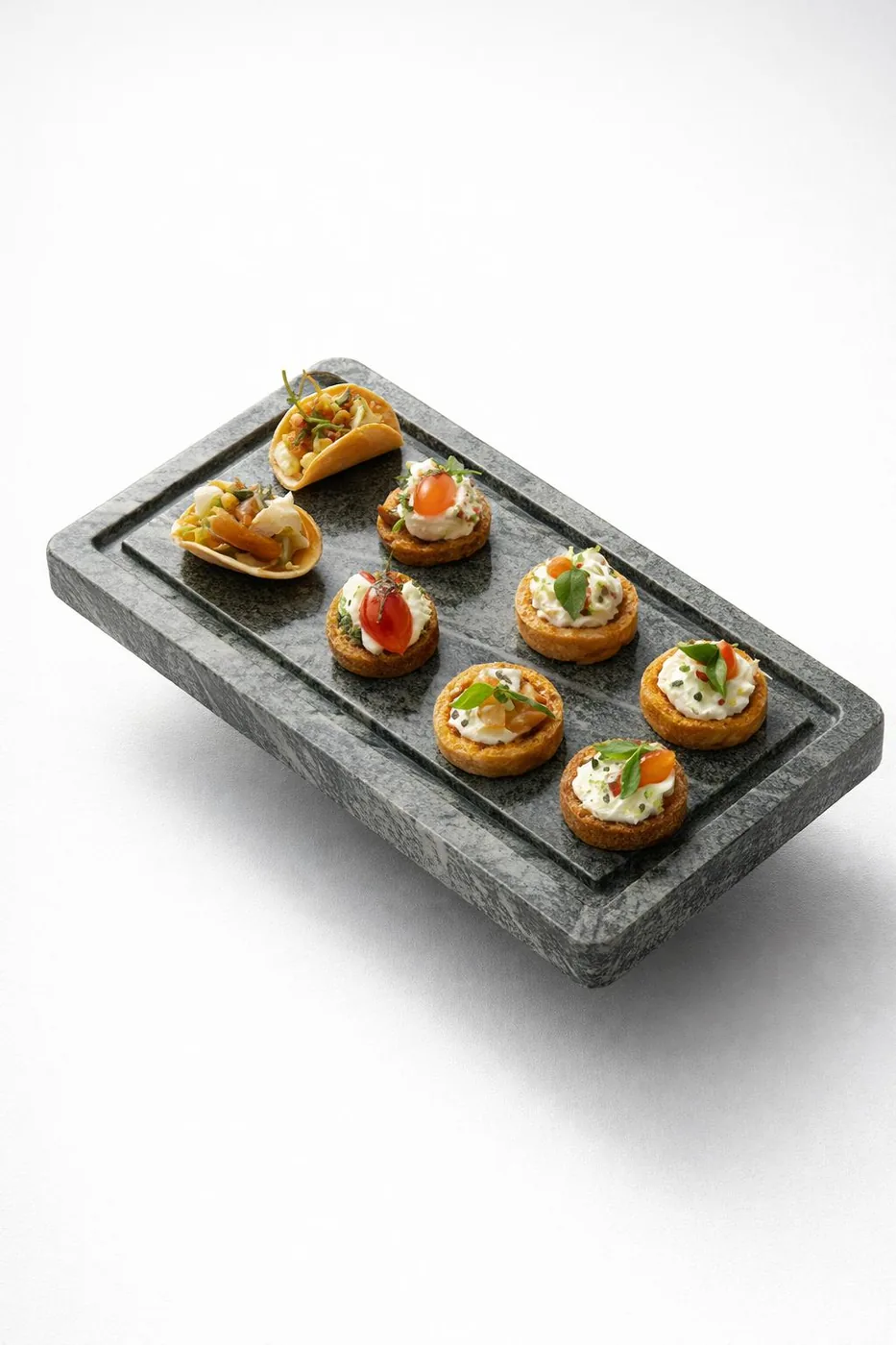 Vassoio rettangolare in pietra naturale con bordo ribassato e canapés