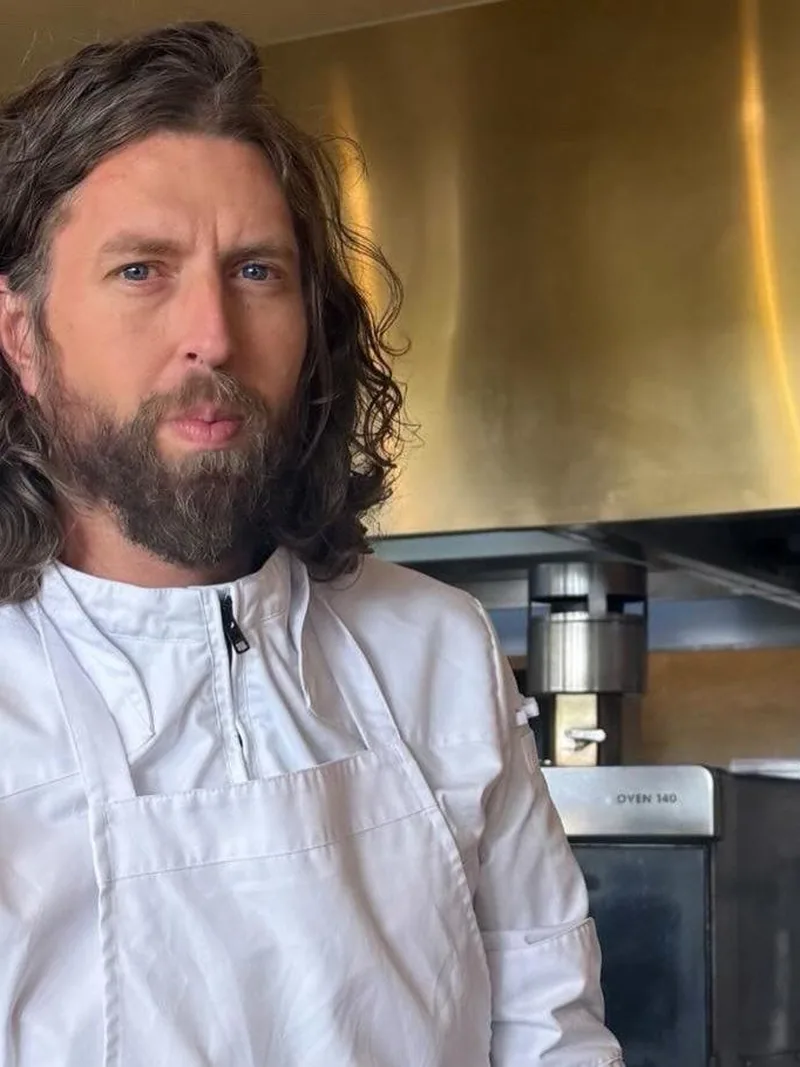 Lo chef Jameson Stocks nella sua cucina