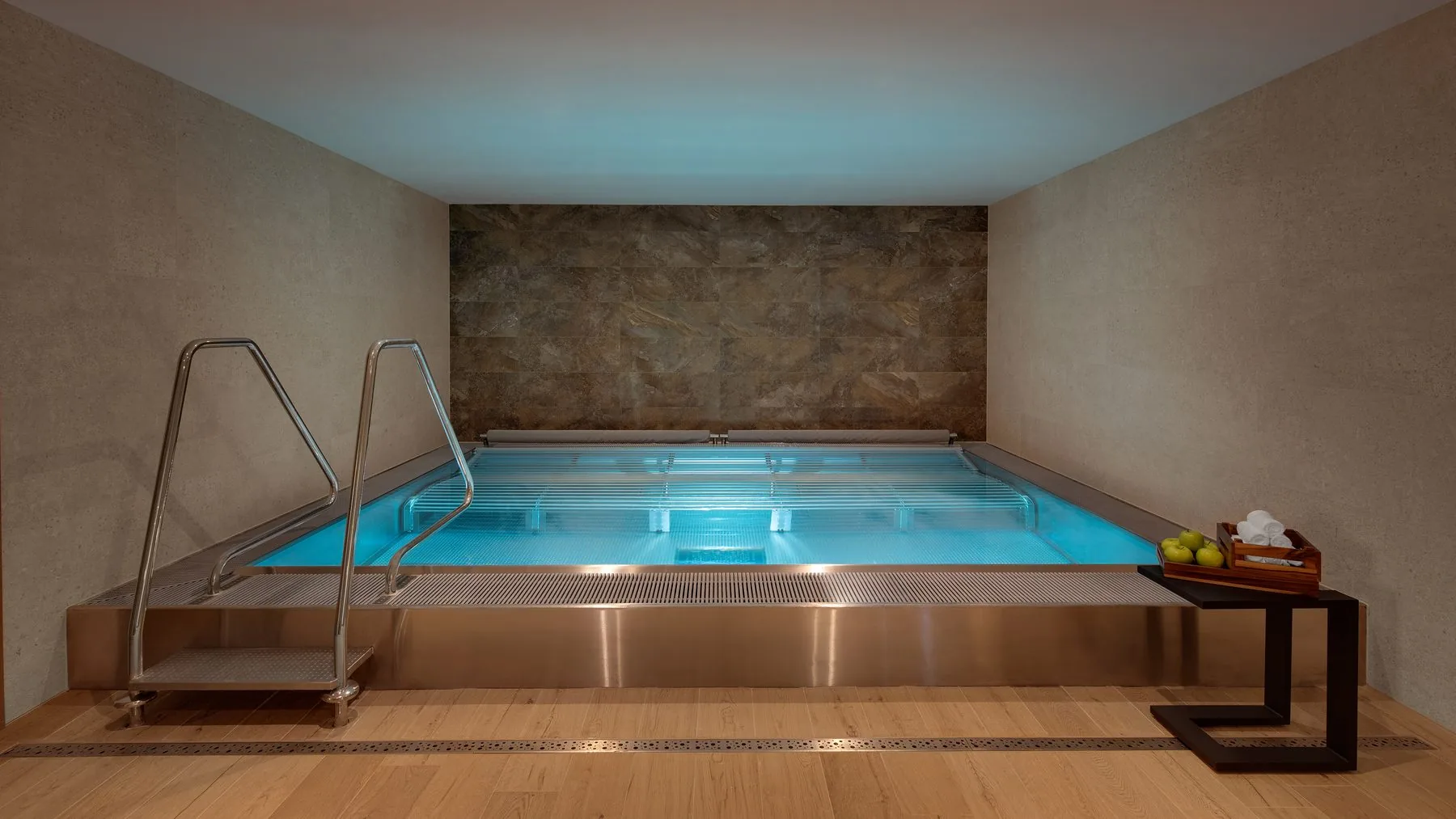 Piscina di una spa con pareti rivestite in lastre di pietra