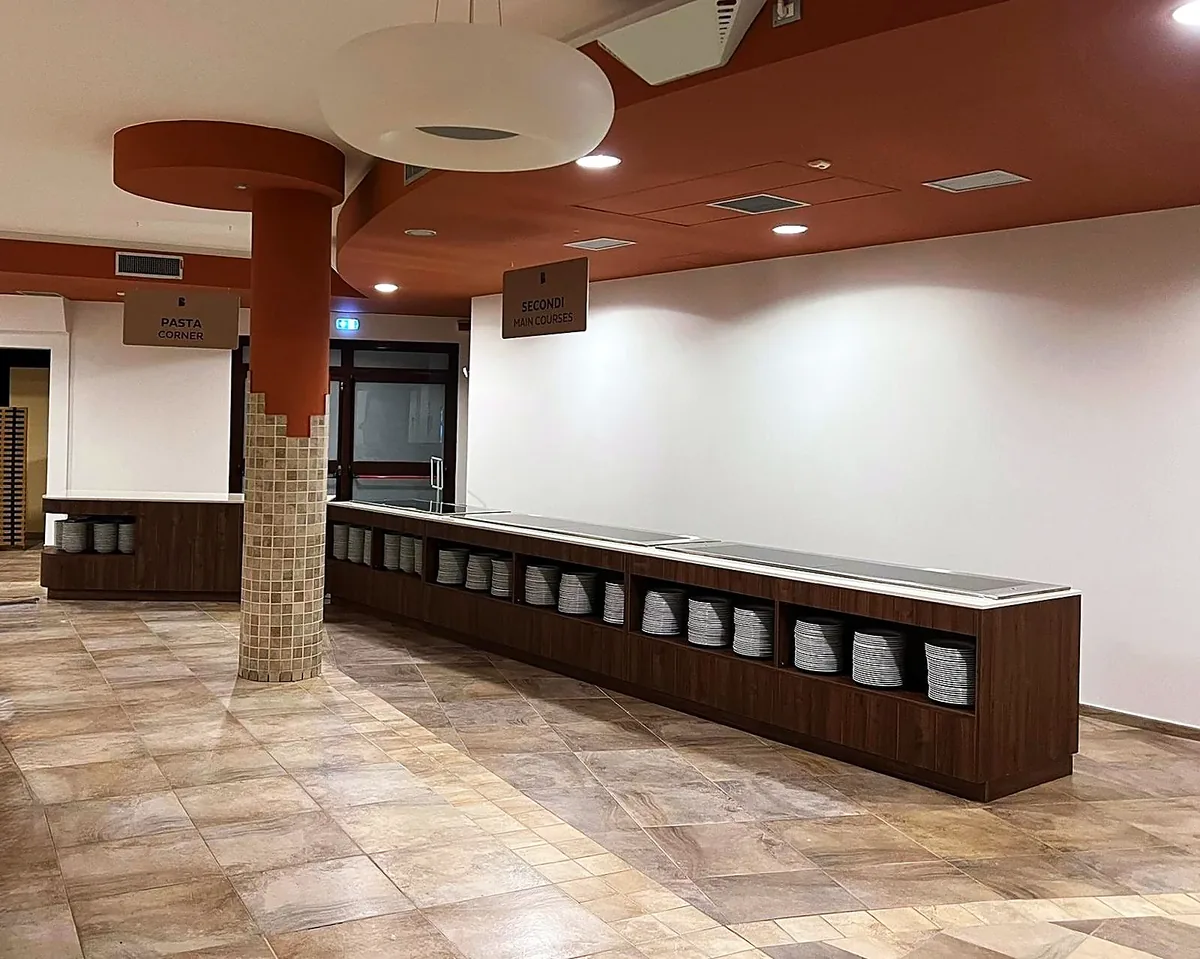Hotel Resort in cantiere: banco Secondi e isola Pasta Corner, colonna rivestita a mosaico