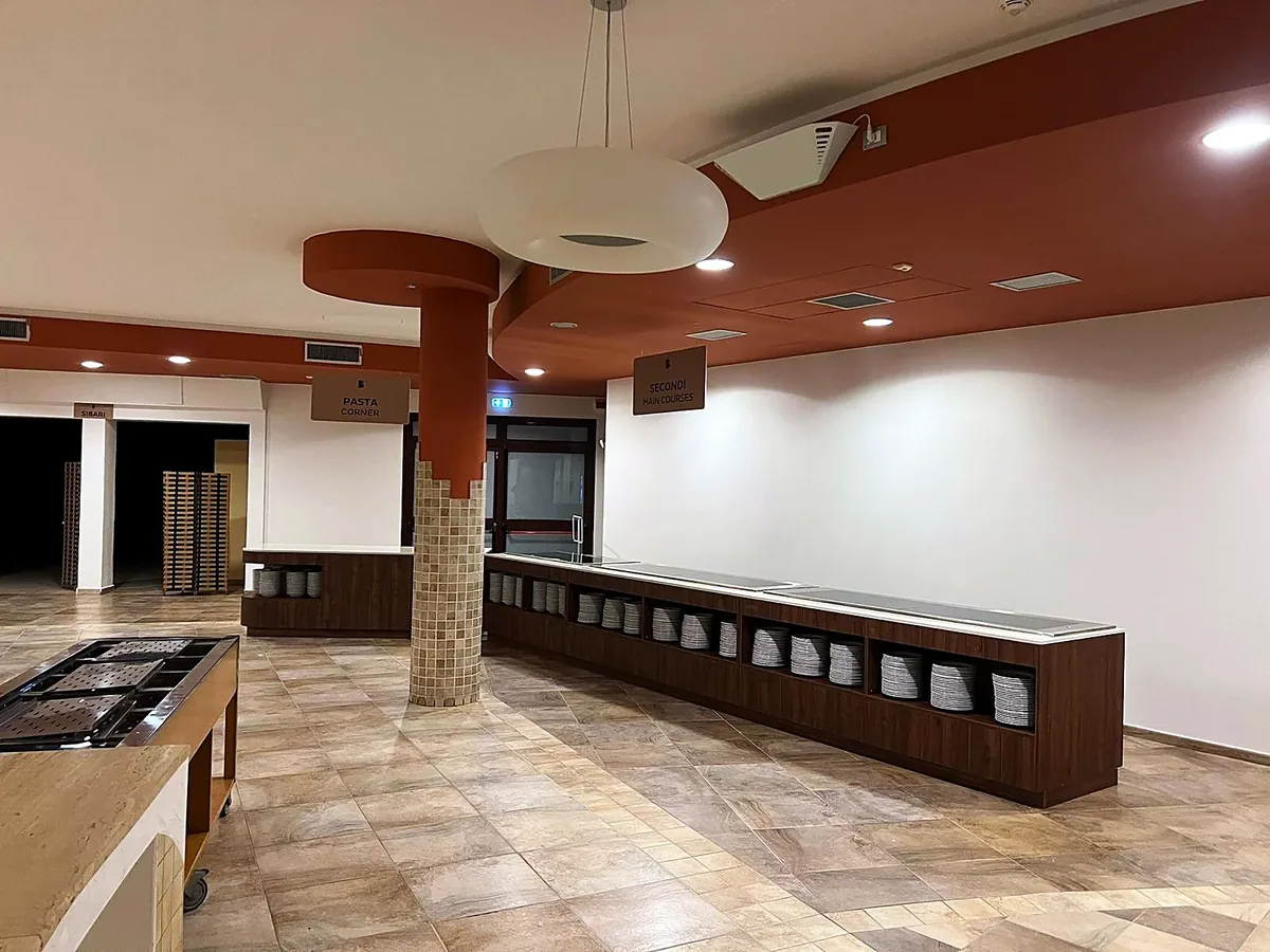 Hotel Resort in cantiere: veduta ampia della sala buffet con i banchi montati