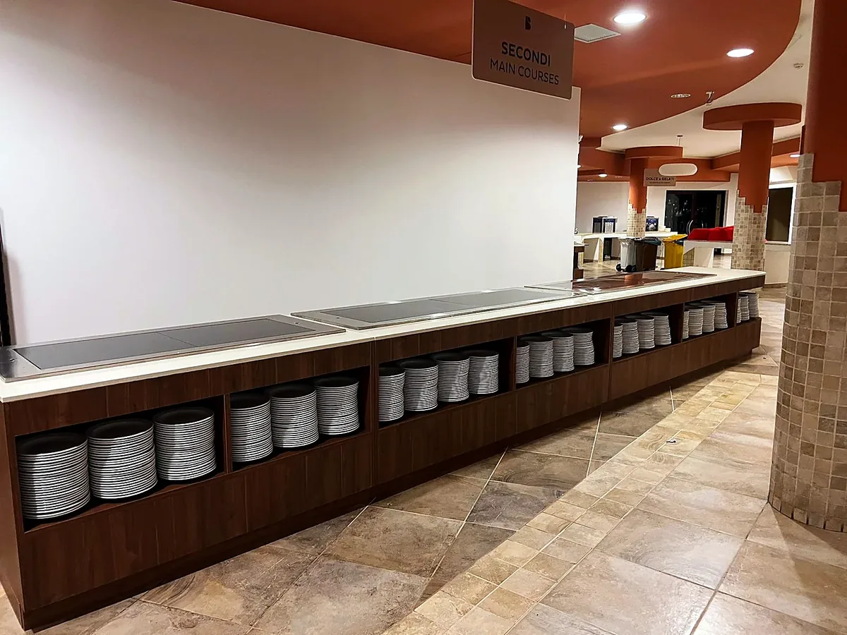Hotel Resort in cantiere: sviluppo completo del banco Secondi con piano in pietra e vani portapiatti