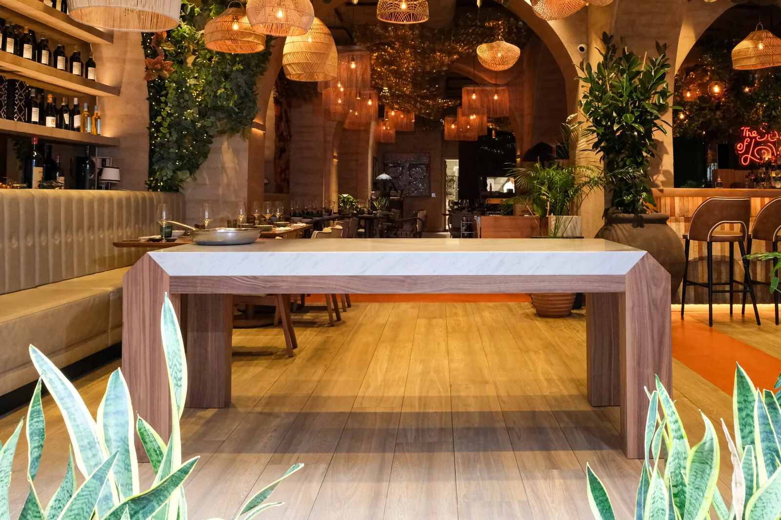Tavolo Max Mariola in un ristorante, piano in marmo di Carrara su struttura in noce massello