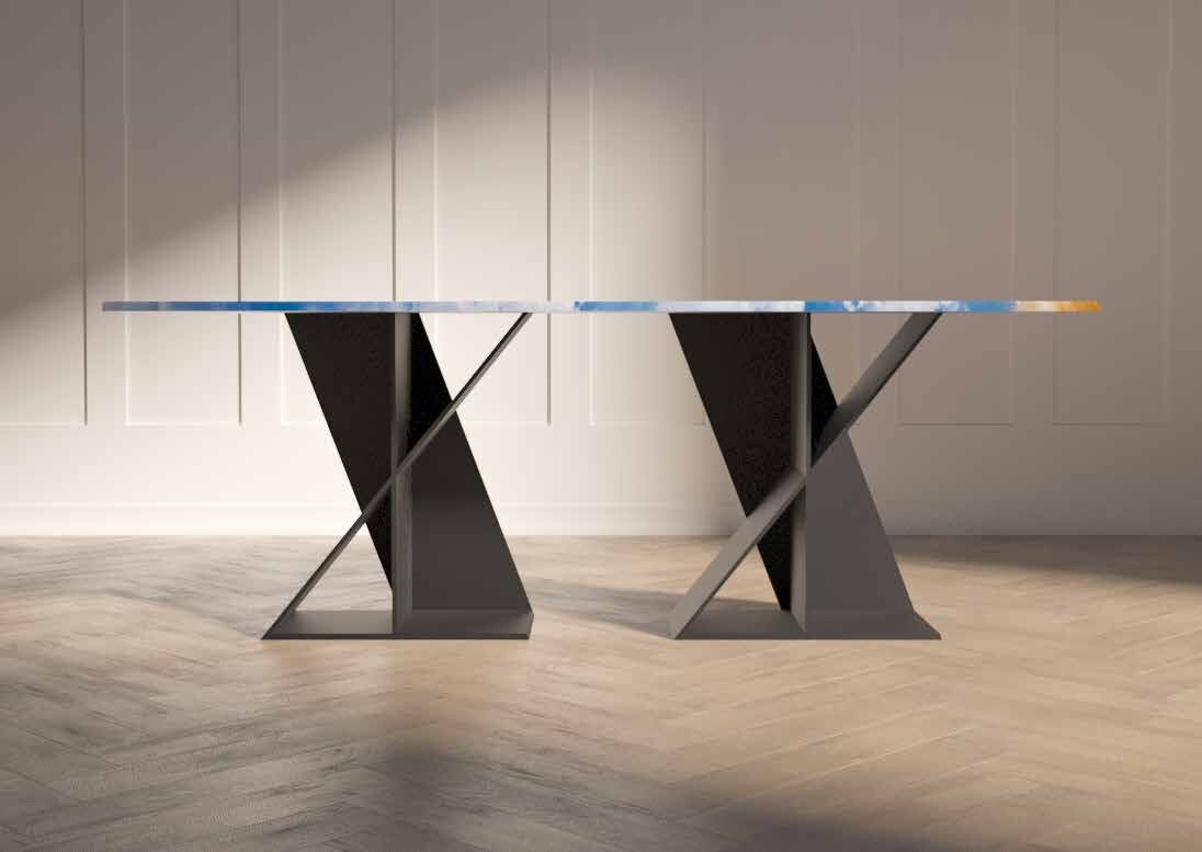 Tavolo Xenia con piano in marmo chiaro e basi geometriche scure
